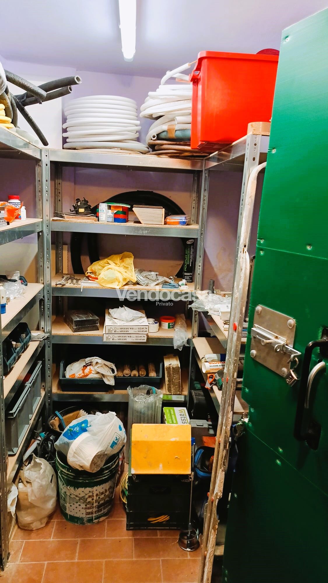 ALL'INTERNO DEL CONDOMINIO DI VIA BELLINI 40 SI VENDE locale uso CANTINA ATTREZZATA